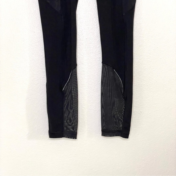 Lululemon Fast and Free Crop 23” Mesh Legging Black Incognito Camo Embossed 2 - Picture 9 of 16